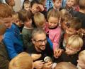 Bild: Kerstin Münchmeier/exb
Andy Fachtan begeisterte die Kinder in der Grundschule Waldsassen.