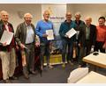 Bild: Hans-Jürgen Frey
25 Jahre halten (von links) Dr. Hans-Martin Thieringer, Walter Hillebrand, Norbert Mitlmeier, Johann Seitz und Jürgen Stauber dem Solarenergie-Förderverein die Treue. Als Vorsitzende wurden (von rechts) Lorenz Hirsch und Hans-Jürgen Frey wiedergewählt.