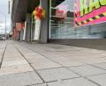 Bild: Gabi Schönberger
Weiden bekommt seine ersten Stolpersteine, wie es sie in Amberg, Schwandorf und Regensburg schon gibt. Gelegt werden die quadratischen Messingsteine mit Inschrift vor dem Matratzenlager in der Bahnhofstraße 33. Das frühere Anwesen, die „Kupfer-Villa“, wurde zum Kriegsende von Bomben zerstört. 	Bil