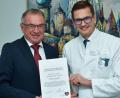 Bild: Stephan Huber
Professor Christoph Birner (rechts) vom Klinikum Amberg ist in den Beirat der Deutschen Herzstiftung berufen worden. Karl Bauer aus Schmidmühlen überreichte als Vertreter der Herzstiftung die Urkunde.