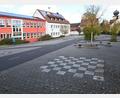 Bild: gf
Der Allwetterplatz neben der Schule ist abgenutzt und muss dringend saniert werden. Laut Bürgermeister Hermann Böhm muss aber jede weitere Investition genauestens überprüft werden.