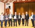Bild: flt
Bürgermeister Lothar Müller (Zweiter von rechts) verlieh den Unternehmerehepaaren Elfriede und Bernhard Schön (mit ihrer Tochter und Juniorchefin Marion Forster), Gregor und Rosa Ziegler sowie Elisabeth und Wilhelm Ziegler die Bürgermedaille in Gold.