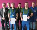Bild: Stefan Karl/exb
Verbandsdirektor Thomas Knoll, stellvertretender Geschäftsleiter Franz Grabinger, Betriebsleiter Thomas Kraus und Kraftwerksmeister Johann Kraus (von links nach rechts) gratulierten den frisch gebackenen „Kraftwerkern“ Michael Jancker und Simon Deiminger (mit Zeugnissen von links nach rechts).