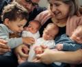 Familie Koppmann ist glücklich über ihre gesunden Kinder, (von links) Tristan, Felian und Ralph. Der große Bruder Leon freut sich mit.