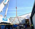 Bild: Gabi Schönberger
Dieser Kran hat am Montagvormittag in Flossenbürg 42 Tonnen am Haken. In dem Container befindet sich das größte Bauteil einer Thixo-Molding-Maschine, die den Standort von 595 Solutions weiter nach vorne bringen soll.