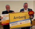Bild: ass
Mit einem Sonderpreis wurde die Zukunftsakademie Amberg beim Wettbewerb "Hauptstadt des Fairen Handels" bedacht. Bei der Übergabe des Preises im Stadtrat Leiter Helmut Kollhoff (links) und Oberbürgermeister Michael Cerny.