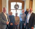 Bild: wmi
Jubilar Josef Wiesnet hatte zusammen mit seiner Gattin Helga Familie und Gäste zur Feier in die Brauereigaststätte Püttner geladen. Pater Adrian Kugler und Josef Thaller (von links) überbrachten dem ehemaligen langjährigen Organisten und Chorleiter Josef Wiesnet die herzlichsten Glückwünsche der Pfarrgemeinde. Bürgermeister Johannes Schmid (rechts) war ebenfalls unter den Gratulanten.