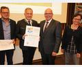 Bild: kro
Kreisfachberater Harald Schlöger, Landrat Roland Grillmeier, Klaus Meyer und Kreisfachberaterin Manuela Pappenberger (von links) bei der Scheckübergabe in Bad Neualbenreuth.