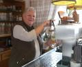 Bild: lnz
Dagmar Helgert ist zurück am Tresen – mit ihrem Ehemann Hans bewirtschaftet sie seit 2. Oktober das Messer-Wirtshaus am Heurangweg in Mitterteich.