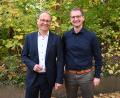Bild: Dagmar Gutbrod/exb
Markus Frauendorfer (links), Vorsitzender des IHK-Gremiums Amberg-Sulzbach, mit Dr. Matthias Segerer, dem neuen Leiter der IHK-Geschäftsstelle in Amberg.