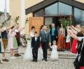 Bild: Maria Schlögl/exb
Das Hochzeitspaar Marina Frimberger und Tobias Lang durchschreitet in Wernberg-Köblitz ein Rosenspalier.