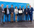 Bild: exb/Alexandra Beier
Innen- und Sportminister Joachim Herrmann (rechts) überreicht die Sportplakette des Bundespräsidenten an die SpVgg-Funktionäre aus Vohenstrauß, darunter die Vorsitzenden Uli Münchmeier (Dritter von links) und die Stellvertreter Thomas Groß (Vierter von rechts) und Rainer Gebert (Zweiter von links). Dabei war auch BLSV-Präsident Jörg Ammon (links).