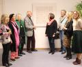 Bild: cog
Werner Baur (Vierter von links) erklärt den Laufer Künstlerinnen Irmingard Beirle, Anna Luise Oechsler, Gerda Karina Hederer und Jutta Hanna Schwarz sowie Nora Matocza, der Leiterin der Galerie im LCC, und VHS-Leiterin Claudia Mai (von links) seine Assemblage "Schlüsselerlebnis".