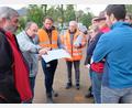 Bild: do
Von Vertretern der Baufirma und des Bayernwerks ließ sich der Bauausschuss über den Fortgang der Arbeiten für den Wasserleitungsbau und einer neuen Straßenbeleuchtung erläutern.