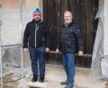 Bild: bnr
Die Renovierung haben sich Pfarrer Hans Spitzhirn (links) und Kirchenpfleger Ernst Zimmerer (rechts) zur Herzensangelegenheit gemacht. Jede freie Stunde verbringen sie auf der Baustelle.
.