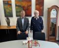 Bild: fz
Bürgermeister Karlheinz Budnik verabschiedet Siegfried Wilhelm in den zweiten Ruhestand.