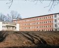 Bild: Privatarchiv Hladik/Schober
Die Außenanlagen sind noch nicht angelegt, aber das neue Kreiskrankenhaus in Neustadt/WN ist bereit. Am 20. April 1958 wurde es eingeweiht.