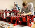 Bild: Gabriele Schöneberger
Elektroniker Johannes Gollwitzer bei der Arbeit.