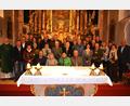 Bild: jr
Ein Dankgottesdienst für Ehejubilare fand in der Konnersreuther Pfarrkirche statt. Seit 60 Jahren verheiratet sind Josef und Hedwig Dietz (sitzend, von links), 50-jähriges Ehejubiläum feierten Alfons und Renate Hofmann (sitzend, von rechts). Links im Bild Pfarrseelsorger Pater Benedikt Leitmayr.