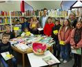 Bild: lg
Bei der Preisverleihung zur diesjährigen Bücherrallye der Stadtbibliothek gab es für die zehn Sieger Kinogutscheine von Bürgermeister Rudolf Teplitzky.