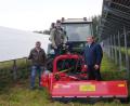 Bild: jp
Mit der neuen Freiflächen-Photovoltaikanlage kann sich Kastl rund zweieinhalbmal selbst mit dem Strom versorgen kann. Auch eine Anbaufräse für den Geräteträger ist angeschafft. Den beiden Investoren
 (von links) Josef Meier und Michael Polster gratuliert Bürgermeister Stefan Braun.