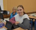 Bild: ubb
Die 16-jährige Vanessa Fleischmann (im Bild mit Schulbegleiterin Petra Richtmann) aus Plößberg geht seit September in die Regelschule. Sie hat sich trotz ihrer sehr starken Sehbehinderung gut eingelebt und möchte erst den Quali machen und dann die Mittlere Reife ablegen.