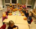 Bild: rn
Stolz zeigen die Eschenbacher Kinder ihre Kürbisse für Halloween.