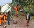 Bild: mfh
Das neue Klettergerüst mit Raumnetz hat ein Alleinstellungsmerkmal in Sulzbach-Rosenberg. Bürgermeister Michael Göth (rechts) und Christine Schaller-Kokesch vom Baureferat (Dritte von rechts) verfolgen die Tests durch Mitarbeiter des Bauhofs.