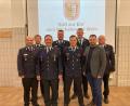 Bild: bey
Daniel Müller (vorne, Zweiter von links) gab nach 18 Jahren das Amt als Kommandant der Feuerwehr Luhe an Florian Wittmann (vorne, Zweiter von rechts) ab. Dazu gratulierten Kreisbrandrat Marco Saller (links) und Bürgermeister Sebastian Hartl (rechts). Neuer stellvertretender Kommandant ist Tobias Schmitscheck (hinten, Zweiter von links).