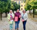 Bild: njn
Die Aktion Weihnachten im Schuhkarton startet wieder. Die Packstation ist im ehemaligen Kuhstall des Schlosses Wildenreuth untergebracht. Auf dem Bild (von links) Eva Freifrau von Podewils, Leiterin Katrin Feil und Erika Häupler.