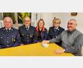 Bild: Gottfried Berger/exb
Pfarrer Alfons Kaufmann (rechts) freut sich über die Spende, die (von links) zweiter Feuerwehrvorsitzender Josef Dausch, erster Vorsitzender Holger Most mit Gattin Nicole Most und Martina Stigler überbringen.