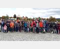 Bild: Stadt Tirschenreuth/exb
Bürgermeister Franz Stahl mit Helmut Wolfrum, Regionalmarktleiter des Volksbank Raiffeisenmarkt Nordoberpfalz, sowie Vinzenz Rahn (vorne Mitte) und den vielen Helfern der diesjährigen Herbstpflanzaktion.