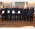 Bild: pi
Landrat Andreas Meier (Mitte) hebt bei der Verleihung der Feuerwehr-Ehrenzeichen die Leistungen der Feuerwehrleute hervor.