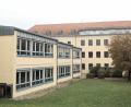 Bild: kek
An der Stelle des jetzigen Anbaus (links) soll ein neues Schulgebäude stehen, und der Altbau der Dr.-Heinrich-Stromer-Grundschule (hinten) soll einem Gebäude für die Ganztagesbetreuung weichen.