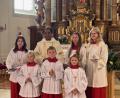 Bild: bk
Magdalena Nickl, Tim Lautenschlager, Luisa Sternkopf(vorn, von links) werden von Pfarrer Benny Joseph als neue Ministranten eingeführt. Verabschiedet werden Leni Kick, Anna Hanauer und Anna-Lena Rumpler (hintere Reihe, von links).