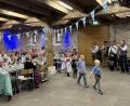 Bild: Stefanie Gradl
Die Vorschulkinder des Vilsecker Kindergartens marschieren unter den Augen von Bürgermeister Hans-Martin Schertl und zahlreichen Besuchern auf die Tanzfläche.