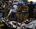 Bild: Ariel Schalit, dpa
Trauernde versammeln sich bei der Beerdigung um die Gräber von Yam Goldstein und ihrem Vater Nadav. Er und seine Tochter wurden am 7. Oktober in ihrem Haus im Kibbuz Kfar Aza nahe der Grenze zum Gazastreifen von Mitgliedern der Hamas ermordet.