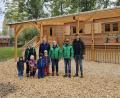 Bild: Stadt Auerbach/exb
Bei der offiziellen Übergabe des Bauwagens: (von links) Erzieherin Kerstin Looshorn, Bürgermeister Joachim Neuß, die Gesamtleiterin der Kindergärten von Learning-Campus, Sabrina Sonner, Geschäftsführer Stefan Müller und Stadtkämmerer Jürgen Leißner.