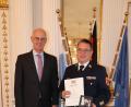 Bild: Stühlinger-Weinhändler/Regierung der Oberpfalz/exb
Regierungspräsident Walter Jonas ehrt Kreisbrandrat Stefan Gleißner aus dem Landkreis Tirschenreuth.