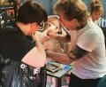 Bild: privat / Jennifer Fraunholz
Peter Maffay unterschreibt auf Jennifer Fraunholz Arm. Am Tag darauf lässt der Fan das Autogramm von einem Tätowierer in ihre Haut einritzen.