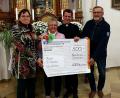 Bild: R. Kreuzer
Regina Völkl (links) übergibt die Spende gemeinsam mit Antonie Kindl (Mitte) an Pfarrer Thomas Kohlhepp (Zweiter von rechts) und Willi Fuchs vor.