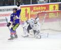Bild: Roland Rappel
Die Blue Devils kassierten am Freitag mit 1:3 in Deggendorf die erste Niederlage in dieser Saison. Hier jubelt Carter Popoff nach dem 3:0 durch Thomas Greilinger (nicht im Bild), der Weidener Goalie Marco Wölfl war machtlos.