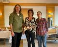 Bild: Frauen-Union Mitterteich/exb
Alexandra Weiß (Mitte) überreichte vonseiten der FU Mitterteich und aus dem Zuhörerkreis Spenden an Dr. Margarete Pickert und Matthias Rössle von der Spezialisierten Ambulanten Palliativversorgung (SAPV) Waldnaab.