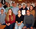 Bild: R. Kreuzer
Mit einem neuen Vorstand macht der Obst- und Gartenbauverein weiter. Sitzend, von links: Alexander Rosner, Michaela Hahn, Christina Rosner, Michael Dobmeier. (stehend). Für 40 Jahre Treue wurde Ludwig Bock (mit Urkunde) geehrt.