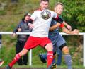Archivbild: Thomas Schrems
Der TSV Konnersreuth (rechts Tobias Plaß) gewann am vergangenen Samstag bei der SpVgg Wiesau (links Nico Wolf) mit 2:1. Am 15. Spieltag stehen für beide Teams die nächsten Stiftlandderbys auf dem Programm: Konnersreuth empfängt den ASV Waldsassen, Wiesau den FC Tirschenreuth.