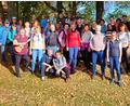 Bild: wec
Eine Pilgergruppe macht sich von Schwandorf nach Ensdorf auf den Jakobsweg, angeführt von Gemeindereferentin Kathrin Blödt (links, mit Gitarre), daneben Gudrun Bauer.