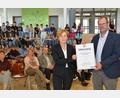 Bild: dob
Die Ministerialbeauftragte der Realschule in der Oberpfalz, Leitende Realschuldirektorin Mathilde Eichhammer, überreicht die Urkunde an Realschuldirektor Kilian Graber. Die Auszeichnung ist mit 400 Euro dotiert.