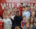 Archivbild: Gebert
Kingsley Coman (Mitte) und seine jungen Fans 2018 beim Besuch in Wildenau. (Kreis Tirschenreuth).