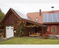 Bild: wel
Das Gerätehaus am Feuerwehrhaus Pertolzhofen (links) soll saniert und ein Stellplatz errichtet werden.