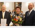 Bild: tra
Karl Roppert (links), hier mit seiner Frau Traudl, wird zum Altbürgermeister von Ensdorf ernannt. Bürgermeister Hans Ram gratuliert ihm zu diesem Ehrentitel.